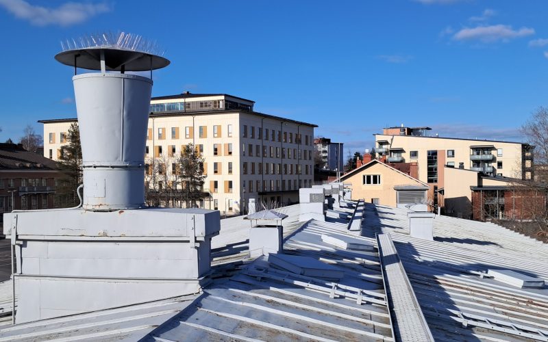 Piipun päällä näkyvät lintupiikit osana lintujen torjuntaratkaisua Tampereen seudulla.