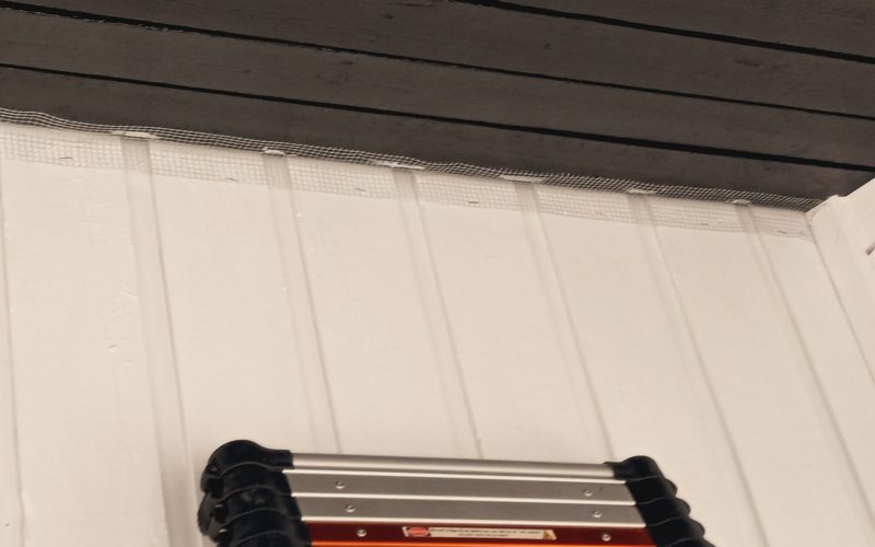 Verkkoasennus räystään alle estämään jyrsijöiden ja lintujen pääsy rakenteisiin – Tampest Oy:n tekemä työ Tampereen seudulla